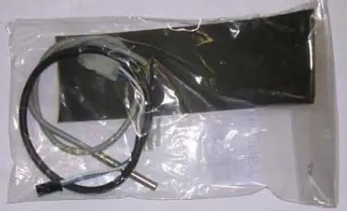 Ersatzteilsatz für Temperatursensor, bestehend aus Sensor und Kabel, verpackt in transparentem Beutel. Geeignet für Remeha Produkte.